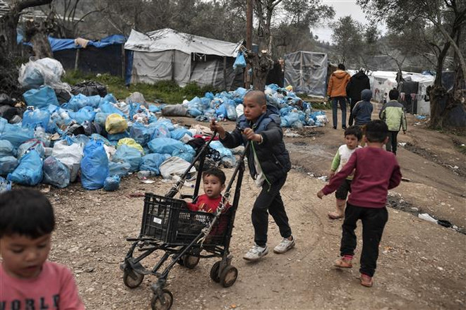 Trẻ em di cư tại trại tị nạn Moria trên đảo Lesbos, Hy Lạp ngày 7/3/2020. (Ảnh: AFP/ TTXVN) Liên minh châu Âu tìm cách tháo gỡ bế tắc trong vấn đề di cư ảnh 1