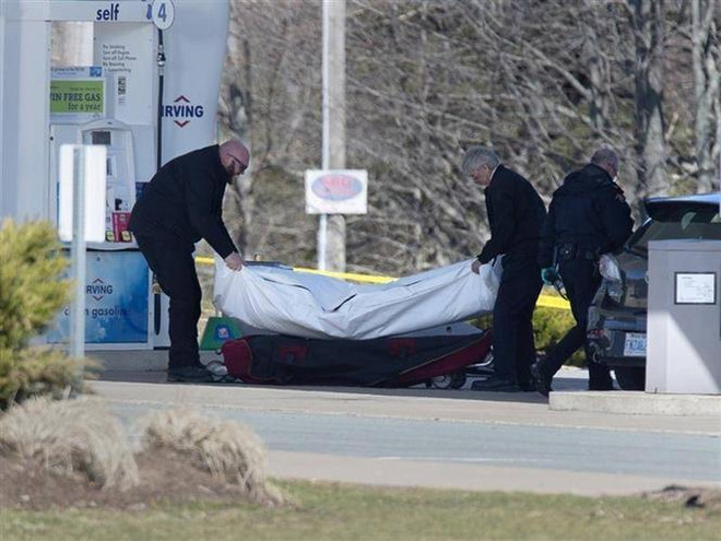Thi thể nạn nhân tại hiện trường vụ xả súng đẫm máu ở tỉnh Nova Scotia ngày 18/4/2020. (Ảnh: Yass Tribune/TTXVN) Vụ nổ súng hàng loạt ở Canada: ít nhất 13 người thiệt mạng ảnh 1