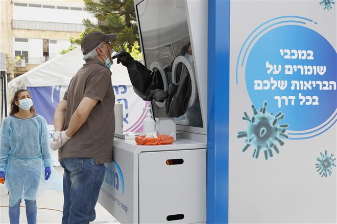 Một trạm xét nghiệm COVID-19 lưu động tại thành phố biển Tel-Aviv, Israel, ngày 16/4/2020. (Ảnh: AFP/TTXVN) Israel đóng cửa phòng thí nghiệm chẩn đoán sai bệnh nhân COVID-19 ảnh 1