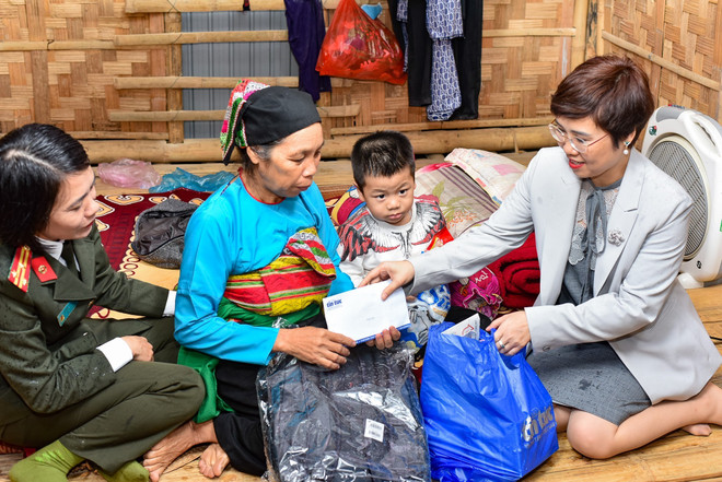 Bà Ninh Hồng Nga, Tổng Biên tập Báo Tin tức đến thăm nhà và trao quà của chương trình "Đồng hành cùng vùng khó" cho chị Trương Thị Hoan, thôn Lùng, xã Điền Quang, huyện Bá Thước. (Ảnh: Hoa Mai/TTXVN) Báo Tin Tức đồng hành cùng vùng khó ở huyện miền núi Thanh Hóa ảnh 1