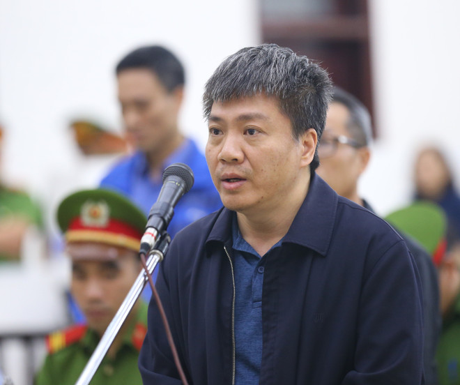 Bị cáo Nguyễn Xuân Giáp (46 tuổi, cựu Phó Giám đốc BIDV Hà Thành) nói lời sau cùng trước khi tòa tuyên án. (Ảnh: Doãn Tấn/TTXVN) Xét xử vụ án tại BIDV: Làm rõ hành vi của các bị cáo ảnh 1