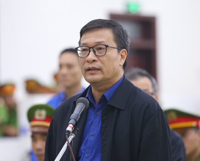 Bị cáo Ngô Duy Chính (57 tuổi, cựu Giám đốc BIDV chi nhánh Hà Thành) nói lời sau cùng trước khi tòa tuyên án. (Ảnh: Doãn Tấn/TTXVN) Xét xử vụ án tại BIDV: Làm rõ hành vi của các bị cáo ảnh 2