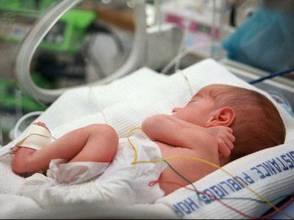 Ukraine: Hơn 100 trẻ ra đời qua mang thai hộ chưa thể về với bố mẹ ảnh 1