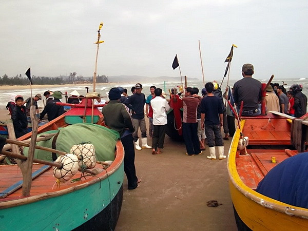 Vụ chìm tàu cá tại Bình Thuận: Tìm thấy thi thể một ngư dân ảnh 1