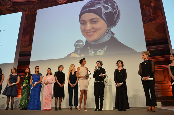 Nhà khoa học Việt diện áo dài lên nhận giải L'Oréal-UNESCO ảnh 2