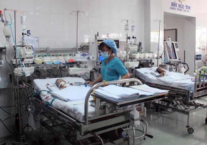 Mâu thuẫn gia đình, mẹ cho 2 bé song sinh uống thuốc diệt cỏ ảnh 1