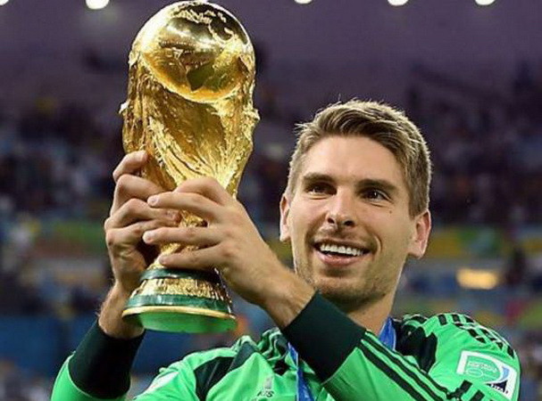 Schweinsteiger không phải là cầu thủ Đức đầu tiên ở đội 1 M.U ảnh 2