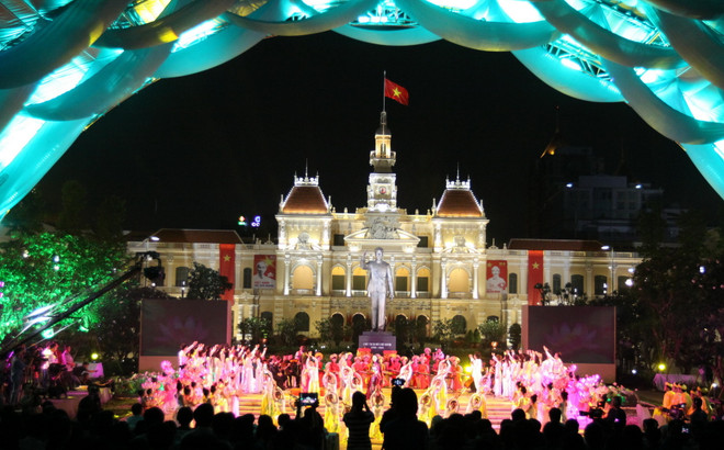 Giao lưu nghệ thuật đặc biệt ''Hồ Chí Minh đẹp nhất tên Người'' ảnh 1