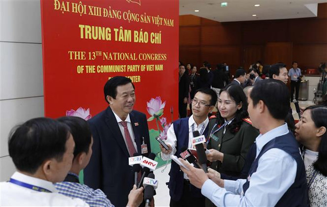 Ông Bùi Văn Nghiêm (Đoàn đại biểu Đảng bộ tỉnh Vĩnh Long) trả lời phỏng vấn của phóng viên các cơ quan thông tấn, báo chí. (Ảnh: TTXVN) Lựa chọn dựa vào dân để làm tốt công tác xây dựng Đảng ảnh 1