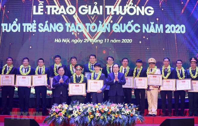 Lễ tuyên dương, trao Giải thưởng Tuổi trẻ sáng tạo toàn quốc năm 2020. (Ảnh: Văn Điệp/TTXVN) Phát huy sáng tạo ở thanh niên khơi nguồn cảm hứng cho sáng tạo xã hội ảnh 1