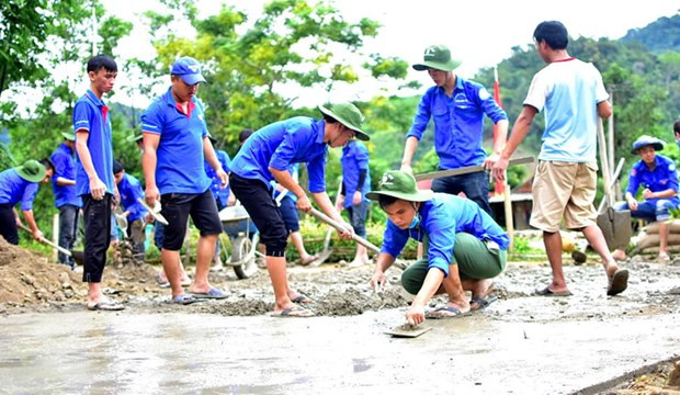 Đội thanh niên tình nguyện Đại học Huế tham gia làm đường giao thông nông thôn trong chiến dịch Thanh niên tình nguyện Hè 2018. (Ảnh: Tường Vi/TTXVN) Phát huy sáng tạo ở thanh niên khơi nguồn cảm hứng cho sáng tạo xã hội ảnh 4