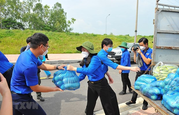 Thanh niên Hà Nội tiếp nhận và vận chuyển nhu yếu phẩm đến những nơi có dịch COVID-19. (Ảnh: Minh Đức/TTXVN) Phát huy sáng tạo ở thanh niên khơi nguồn cảm hứng cho sáng tạo xã hội ảnh 2