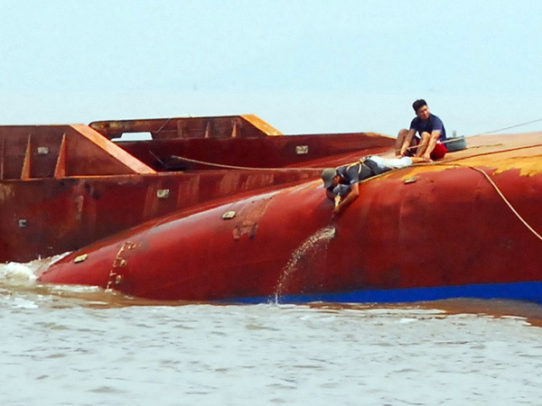 Vớt được xác 2 nạn nhân trong vụ chìm tàu trên sông Soài Rạp ảnh 1