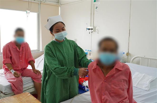 Hai bệnh nhân được ghép thận tại Bệnh viện Chợ Rẫy hồi phục sau ghép. (Ảnh: TTXVN phát) Bốn cuộc đời được hồi sinh từ một trường hợp hiến tạng sau chết não ảnh 1