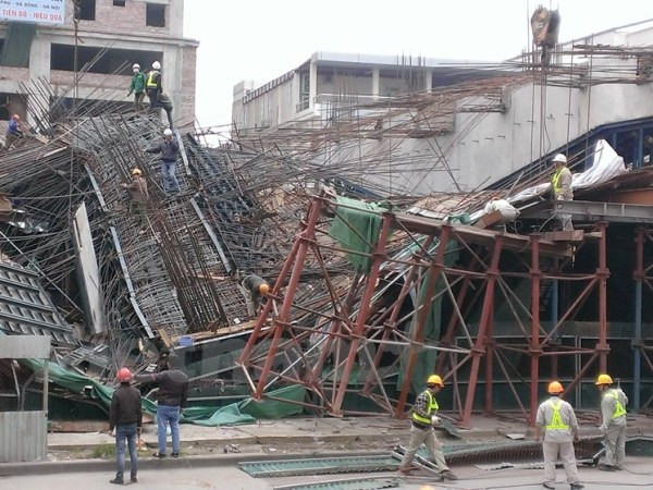 Hiện trường vụ sập giàn giáo tại công trường đường sắt đô thị Cát Linh-Hà Đông. (Ảnh: Hoàng Long/Vietnam+) Đường sắt trên cao: Một năm “tử thần” lơ lửng trên đầu người dân ảnh 4
