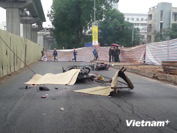 Vụ tai nạn tại công trường đường sắt trên cao khiến 1 người tử vong. (Ảnh: Sơn Bách/Vietnam+) Đường sắt trên cao: Một năm “tử thần” lơ lửng trên đầu người dân ảnh 3