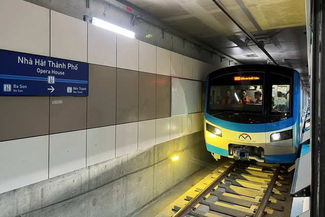 Đoàn tàu đầu tiên của tuyến Metro số 1 (Bến Thành - Suối Tiên) chạy thử nghiệm trên toàn tuyến - đoạn Nhà ga ngầm Bến Thành, Thành phố Hồ Chí Minh. (Ảnh: TTXVN phát) ttxvn_duong_sat_do_thi_2207-2.jpg