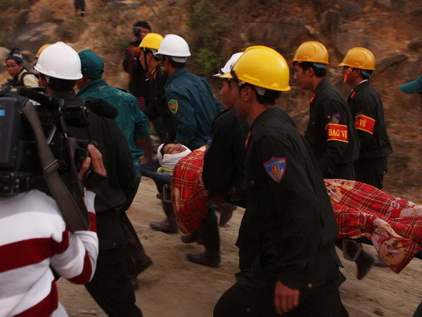Thủ tướng khen ngợi lực lượng cứu hộ vụ sập hầm thủy điện ảnh 1