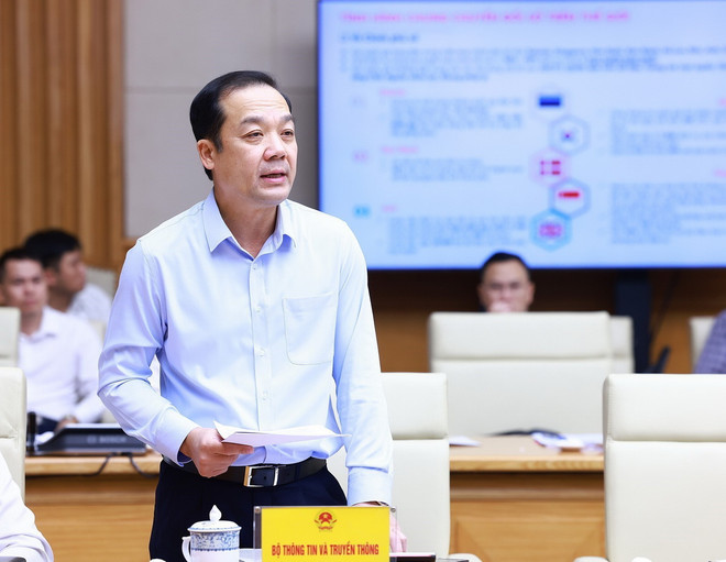 Thứ trưởng Bộ Thông tin và Truyền thông Phạm Đức Long báo cáo kết quả chuyển đổi số tại các bộ, ngành và địa phương. (Ảnh: Dương Giang/TTXVN) hoi_nghi_thuong_truc_chinh_phu_voi_cac_bo_nganh_dia_phuong_ve_chuyen_doi_so3.jpg