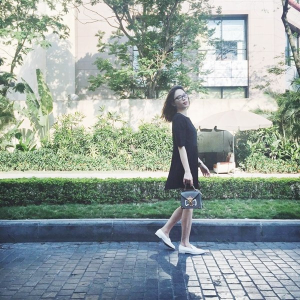 Ngắm các tín đồ thời trang Việt xuống phố với sắc đen, xanh ảnh 6