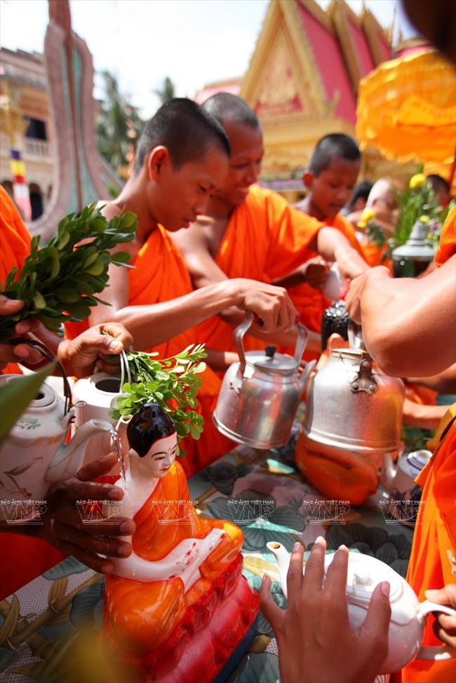 Lễ Tắm Phật của người Khmer trong dịp Tết Chol Chnam Thmay ảnh 8