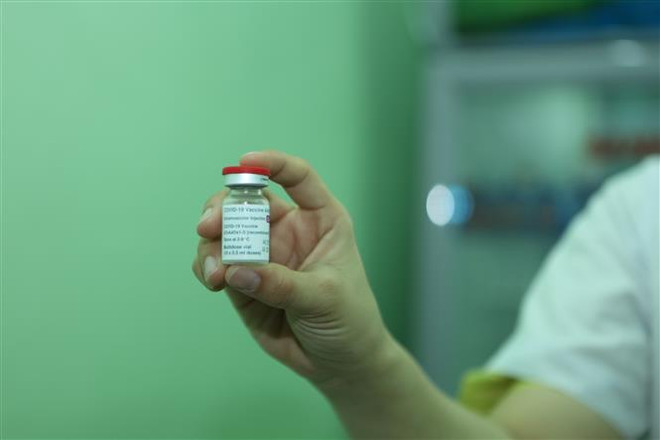 Vaccine AstraZeneca phòng COVID-19 được tiêm cho nhân viên y tế tuyến đầu chống dịch của Bệnh viện Bệnh nhiệt đới tỉnh Khánh Hòa. (Ảnh: Phan Sáu/TTXVN) Không có ca mắc mới, ghi nhận 2 trường hợp phản ứng nặng sau tiêm ảnh 1