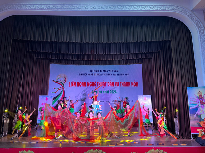 Tiết mục múa "Bình minh sông Mã" - Sáng tác của Nghệ sỹ Nhân dân Hoàng Hải, do Nhà văn hóa Thiếu nhi thành phố Thanh Hóa biểu diễn. (Ảnh: Vietnam+) bieu_dien_dan_vu_4.jpg