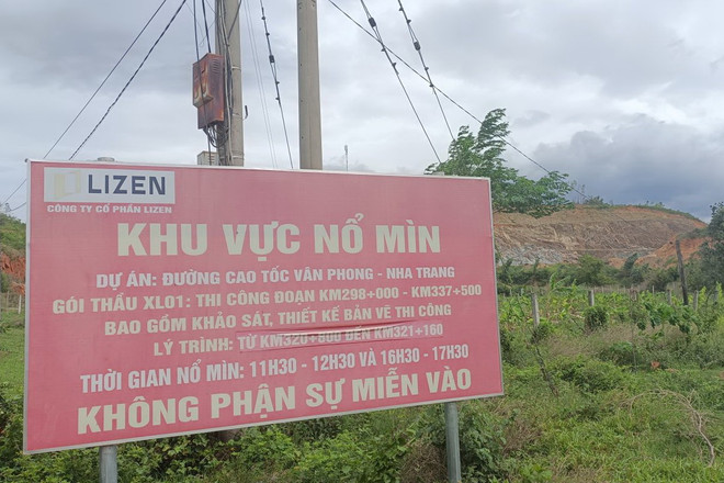 Khu vực nổ mìn để làm cao tốc, đoạn đi qua xã Ninh An, thị xã Ninh Hòa. (Ảnh: Đặng Tuấn/TTXVN) ttxvn_khac_phuc_va_boi_thuong_cho_cac_ho_dan_bi_hu_hong_nha_do_no_min_thi_cong_cao_toc_2.jpg