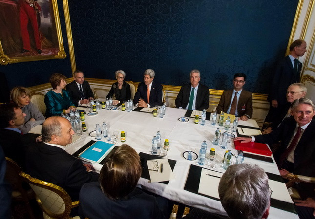 Nhóm P5+1 và Iran gia hạn đàm phán hạt nhân đến năm 2015 ảnh 1