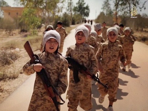 IS tung video gây sốc về cảnh huấn luyện các binh sỹ trẻ em ảnh 1