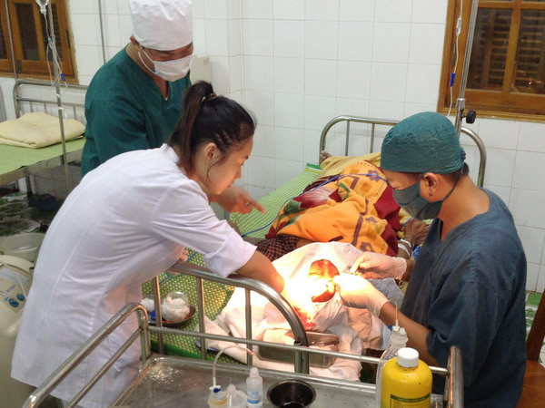 Kịp thời cấp cứu ngư dân bị tai nạn do bão số 1 ở Bạch Long Vĩ ảnh 1