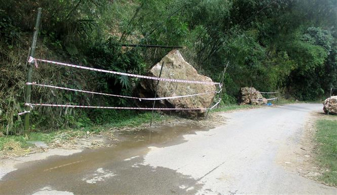 Thanh Hóa: Nhiều đá tảng rơi xuống tuyến đường nối các xã vùng cao ảnh 1