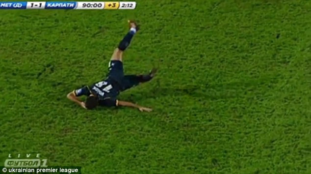 [Video] Pha ăn vạ vô duyên nhất trong lịch sử bóng đá thế giới ảnh 1