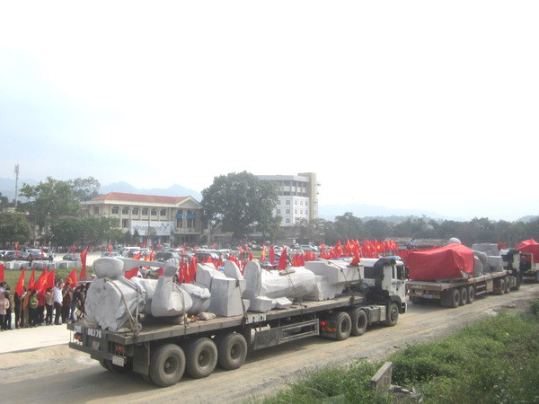 Các đồng bào dân tộc tỉnh Tuyên Quang long trọng đón tượng Bác Hồ ảnh 1