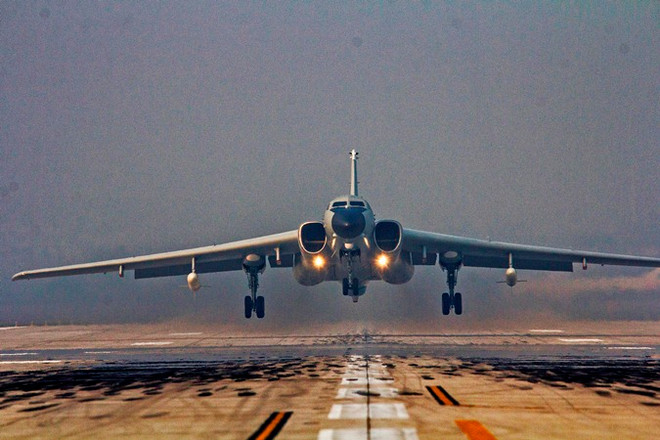 Trung Quốc lại điều máy bay ném bom chiến lược ra Trường Sa ảnh 1