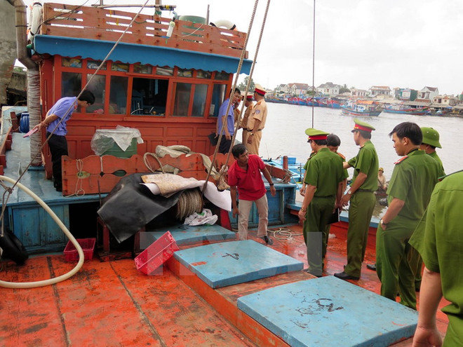 Lãnh đạo tỉnh động viên gia đình ngư dân bị bắn chết ở Trường Sa ảnh 1