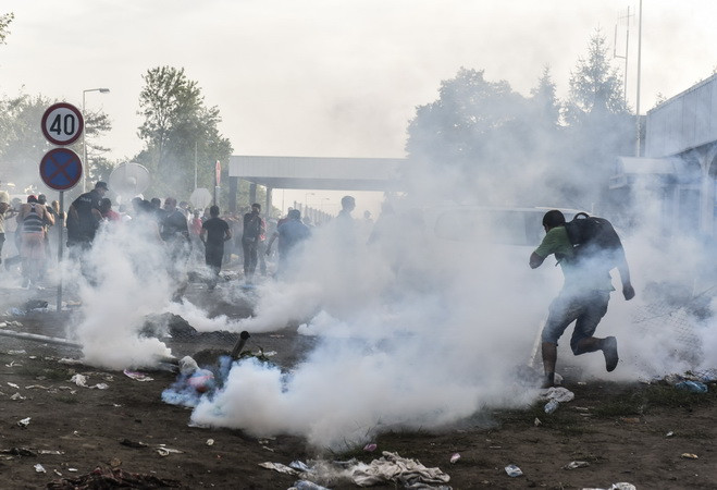 Cảnh sát chống bạo động Slovenia bắn hơi cay vào người di cư ảnh 1