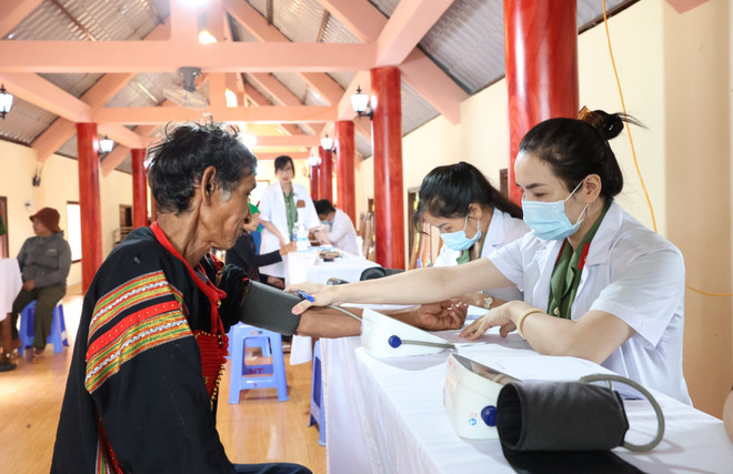 ttxvn-cham-lo-suc-khoe-cho-dong-bao-dan-toc-thieu-so-tinh-dak-lak-2252.jpg
