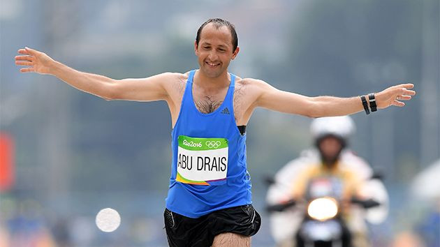 Vận động viên marathon bị chó tấn công trong lễ bế mạc Olympic ảnh 1