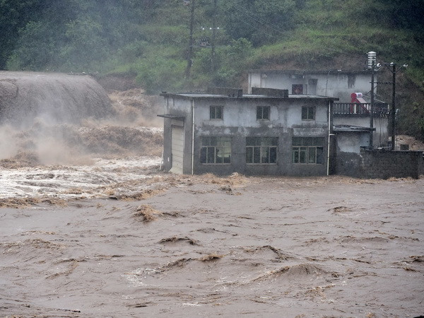 Chủ tịch Trung Quốc chỉ thị điều động quân tham gia cứu trợ bão lụt ảnh 1