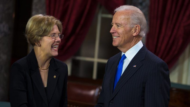 Cựu Phó Tổng thống Mỹ Joe Biden và thượng nghị sỹ Elizabeth Warren (trái). (Nguồn: AP) Bầu cử Mỹ 2020: Ứng cử viên Biden và Warren nhận được nhiều ủng hộ ảnh 1
