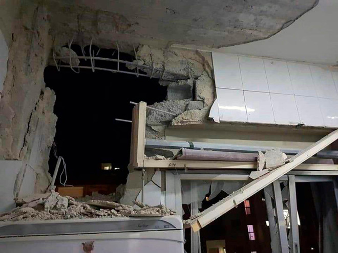 Một tòa nhà bị hư hỏng sau vụ không kích của Israel. (Nguồn: AP) SOHR: Các cuộc không kích của Israel vào Syria gây nhiều thương vong ảnh 1