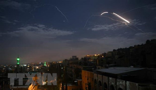 Tên lửa phòng không của Syria ngăn chặn một vụ tấn công bằng tên lửa trên bầu trời Damascus. (Ảnh: AFP/TTXVN) Syria đánh chặn nhiều mục tiêu thù địch nhằm vào thủ đô Damascus ảnh 1