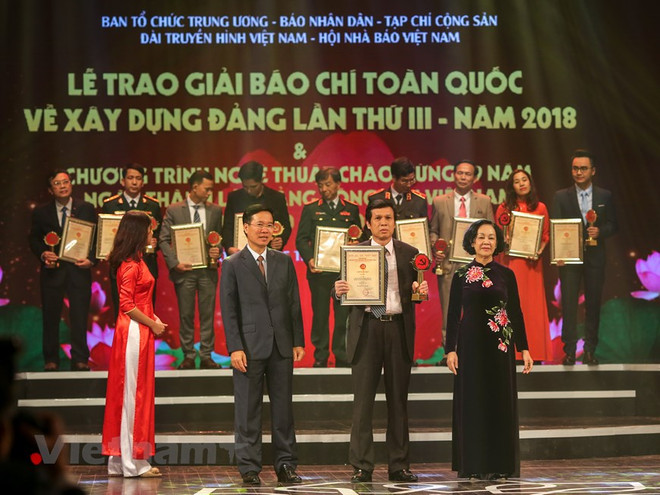 Hình ảnh tại lễ công bố và trao giải báo chí toàn quốc về xây dựng Đảng mang tên Búa liềm vàng lần thứ 3 năm 2018. (Ảnh: Minh Sơn/Vietnam+) Hơn 1.600 tác phẩm tham dự Giải Búa liềm vàng lần thứ IV năm 2019 ảnh 1