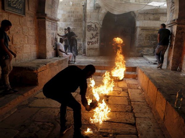 Cảnh sát Israel và người Hồi giáo ở Jerusalem đụng độ ngày thứ 3 ảnh 1