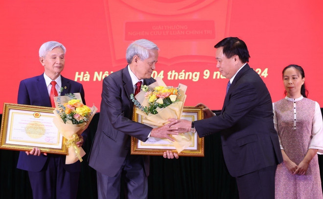 ttxvn_giai thuong ly luan chinh tri (2).jpg