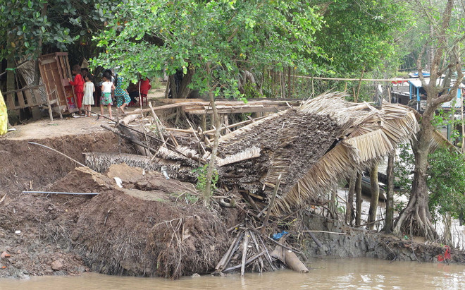 Hậu Giang: Bờ sông sạt lở trong đêm, nuốt chửng 3 căn nhà ảnh 1