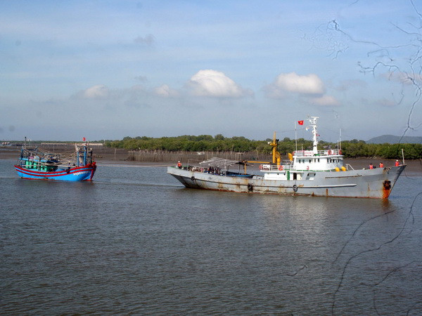 Đưa tàu cá cùng 9 ngư dân bị nạn trên biển vào bờ an toàn ảnh 1