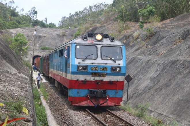 Hầm đường sắt Chí Thạnh đã được thông tàu vào trưa ngày 31/5 sau 10 ngày xảy ra sự cố. (Ảnh: PV/Vietnam+) thong tau Chi Thanh.jpg
