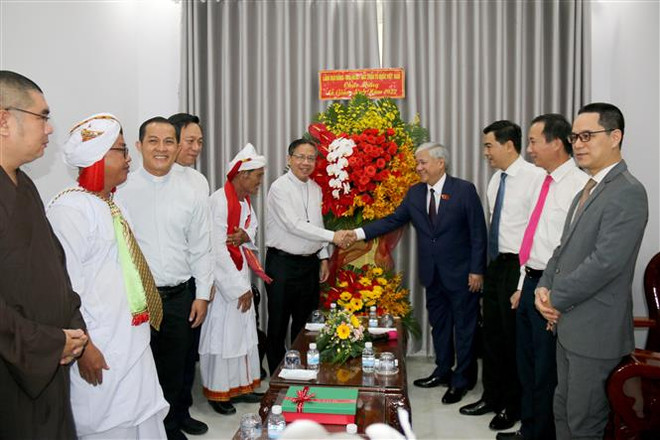 Chủ tịch MTTQ Việt Nam thăm, chúc mừng giáng sinh tại Bình Thuận ảnh 1